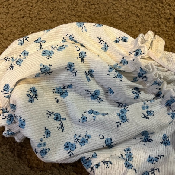 Blue and white flower top - Picture 3 of 5